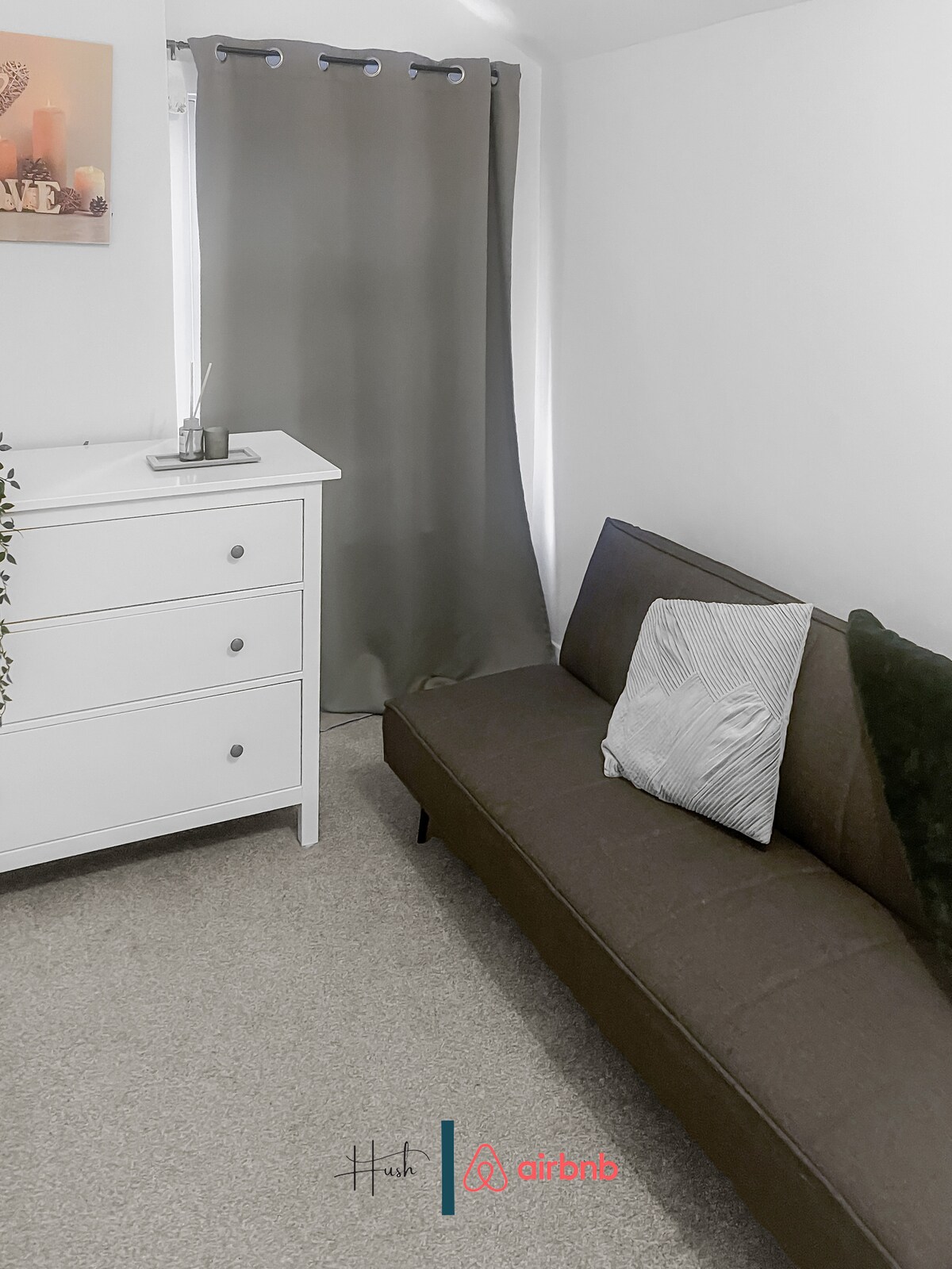 يرجى الملاحظة: سرير الأريكة صغير ومناسب بشكل أفضل للأطفال أو المراهقين أو البالغين ذوي الطول المتوسط.  قد لا يكون مناسبًا للأشخاص الذين يزيد طولهم عن 5 أقدام و11 قدمًا قد يفضل الضيوف الذين يتمتعون بطول كبير السرير الرئيسي للراحة.
