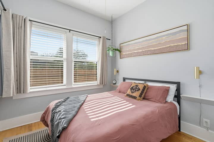 Спокойна спалня с меко спално бельо, успокояващ декор и защитено спално бельо за свеж и възстановителен сън.