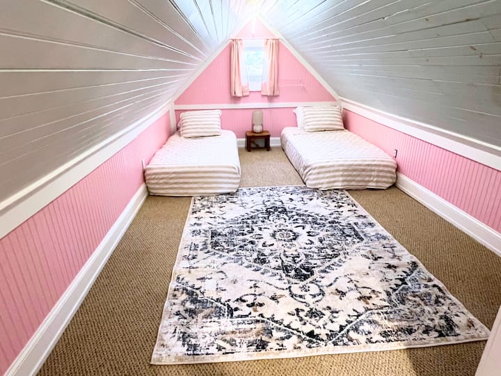 الغرفة الوردية! سريران مزدوجان (يمكن دفعهما معًا إذا لزم الأمر) وتهوية وحرارة وتبريد ميني سبليت جديدة تمامًا للحفاظ على راحتك. 