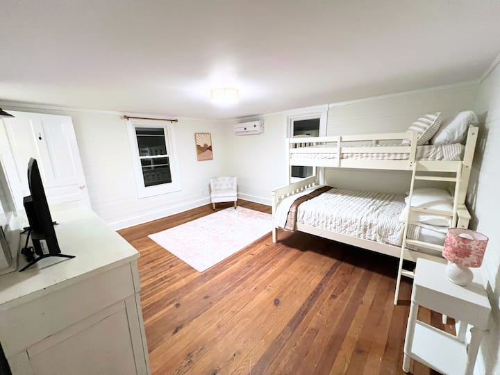 غرفة نوم مزدوجة/سرير بطابقين كامل - مثالية للأطفال أو الأصدقاء، واحدة من غرفتين مبهجتين في الطابق الثاني متصلتين بحمام جاك آند جيل الكامل.