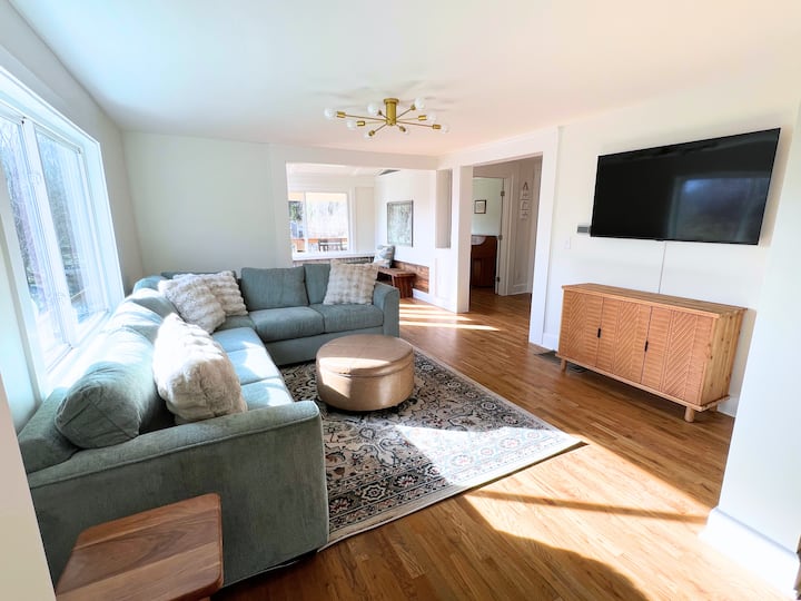 استرخ على أريكتنا الكبيرة المناسبة للعائلة لمشاهدة فيلم مسائي...يمكن تحويلها إلى سرير بحجم كوين إذا كنت بحاجة إلى مساحة إضافية.