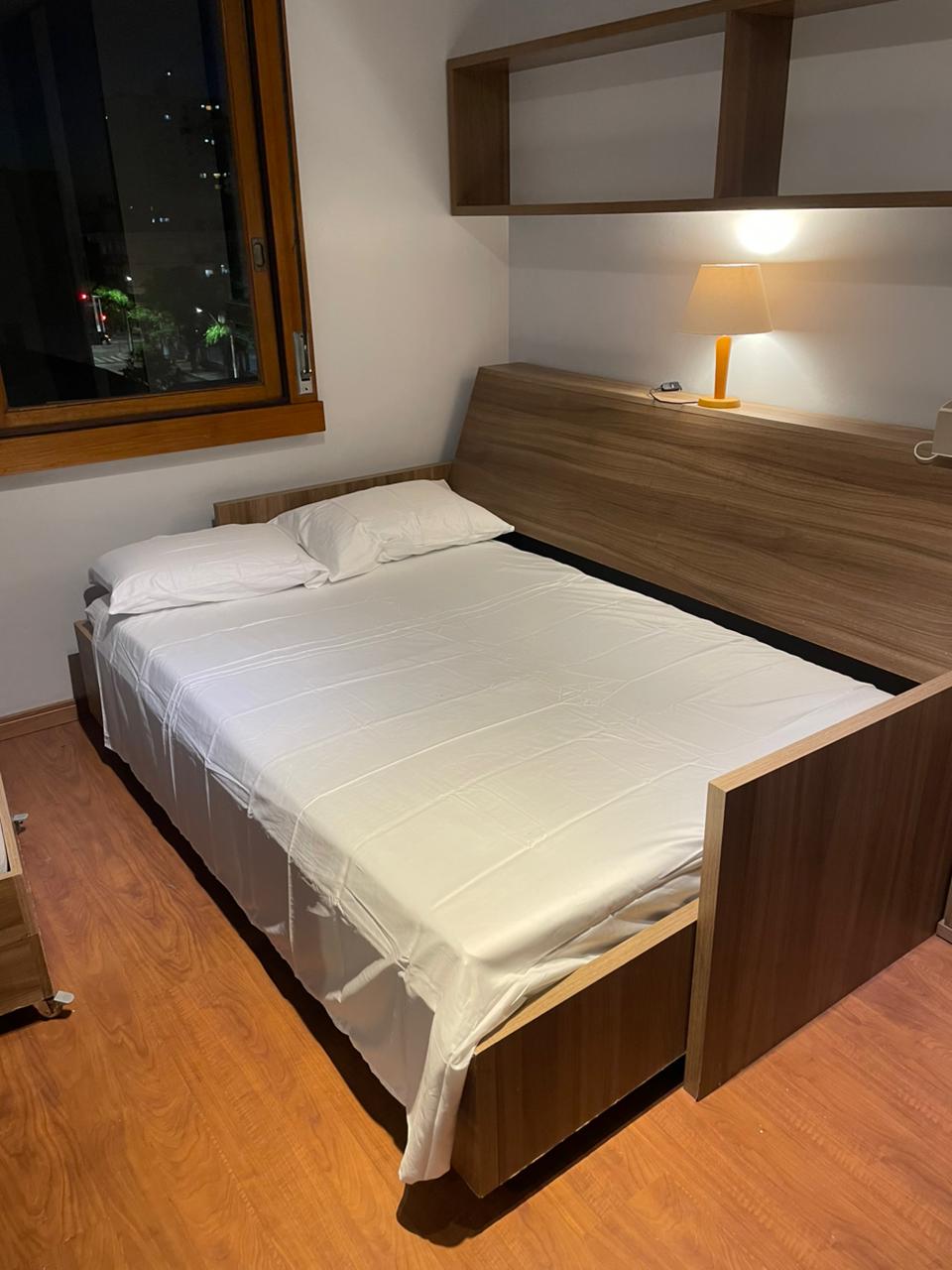 في الليل، ما عليك سوى إزالة مسند الظهر وسحب السرير بعجلات، مما يحول الغرفة إلى غرفة نوم بسرير مزدوج مع مرتبة حقيقية ومريحة. يمكن وضع بياضات السرير من قبل الضيف أو، إذا كنت تفضل، يمكنني ترك السرير مرتبًا بالفعل.