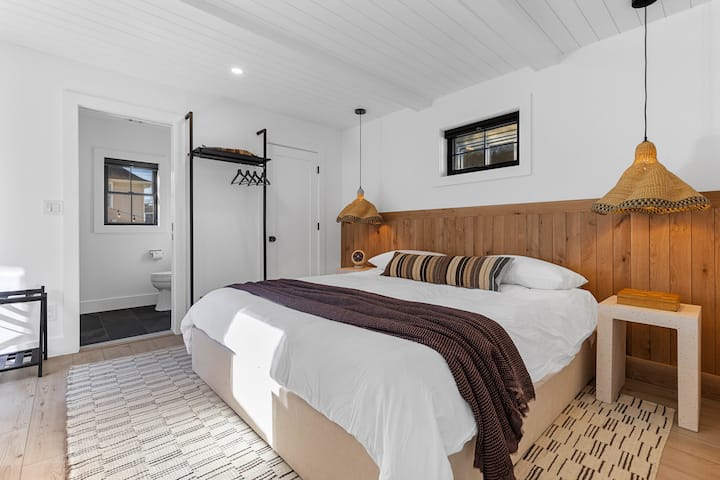 El dormitorio tamaño king tiene un cómodo colchón, enchufes USB para conectar tus teléfonos y un baño COMPLETO en suite.