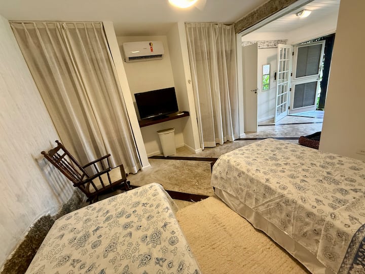 Suitë me 2 krevate tekë, ajër të kondicionuar, ventilator tavani dhe televizor