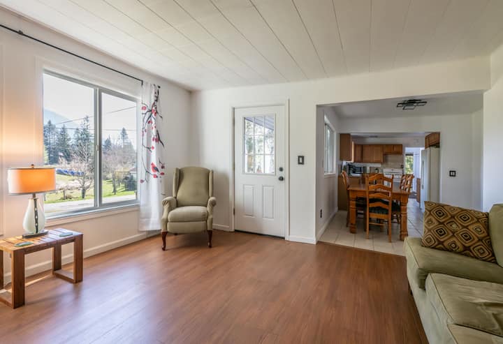Family Pet Friendly Retreat With View - North Bend, WA