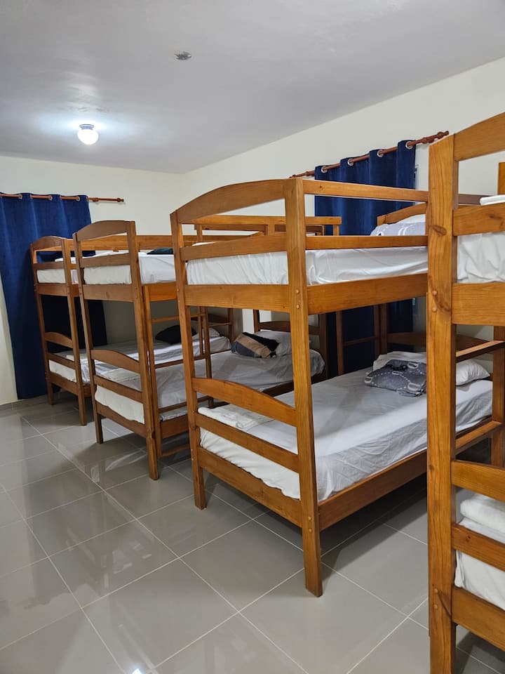 יש לנו 4 בקתות זוגיות, טלוויזיה חכמה, מיזוג אוויר, מאוורר, חדר רחצה בפנים, ארון וכיסאות.