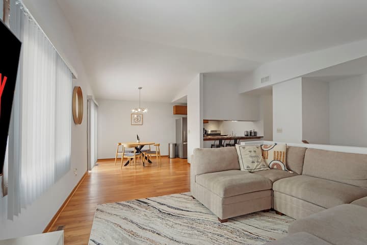 Spacious 6br Home • 2 Baths • Near Navy Base - Libertyville, IL