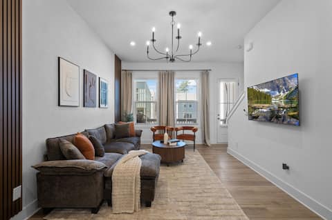 Top Airbnb: Luxe Atlanta Townhome w/ Private Garage & Balcony in Chosewood Park