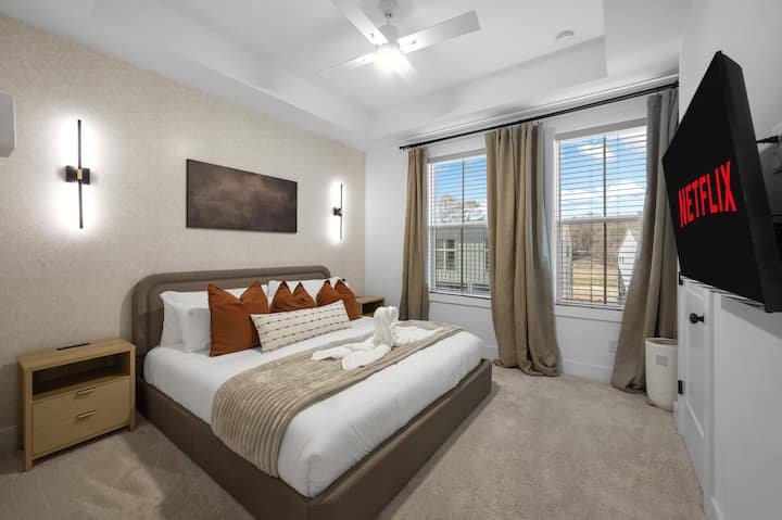 ห้องนอนที่เงียบสงบมีเครื่องนอนหรูหราและหมอนของดีไซเนอร์ พร้อมที่ชาร์จที่ตั้งอยู่บนโต๊ะข้างเตียงแต่ละตัวอย่างสะดวก เพลิดเพลินกับโคมไฟที่ควบคุมได้จากระยะไกล ม่านที่ทำให้ห้องมืด และพัดลมเพดานเพื่อความสะดวกสบายส่วนบุคคล 