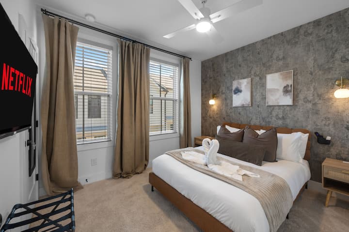 ห้องสวีทควีนไซส์สุดหรู พร้อมชุดเครื่องนอนนุ่มสบาย สมาร์ททีวี และผนังตกแต่งลวดลายสวยงาม