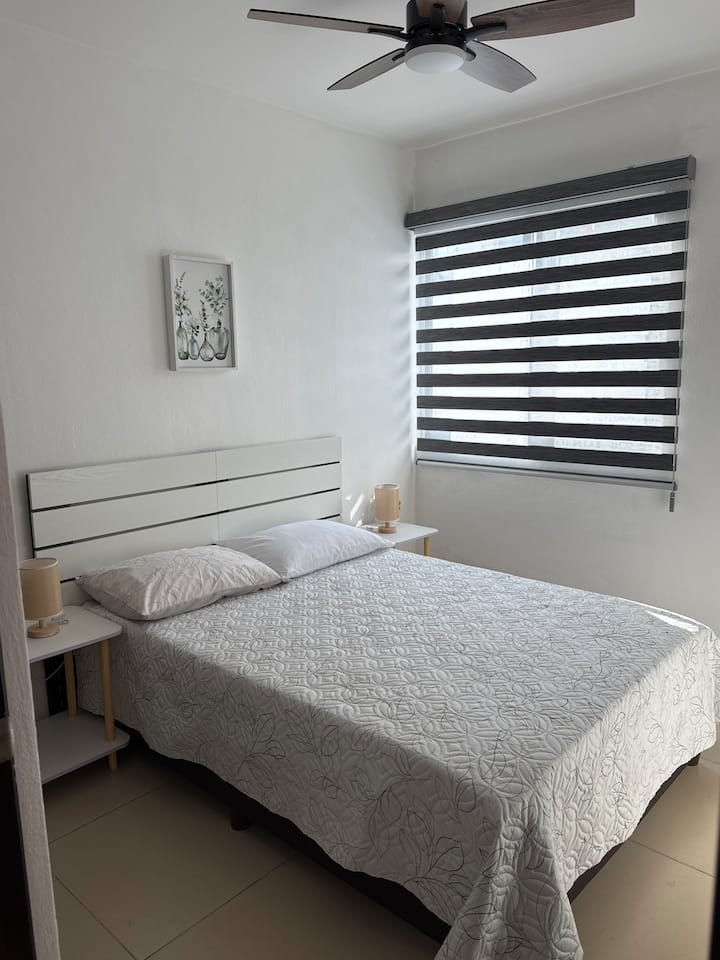 חדר שינה נוח ומואר היטב המצויד במזרן זוגי וכריות ספוג זיכרון למנוחה יוצאת דופן, יש בו:

ארון
- מאוורר תקרה
- מראה באורך מלא
- מחזיק מזוודות (40 ק"ג)