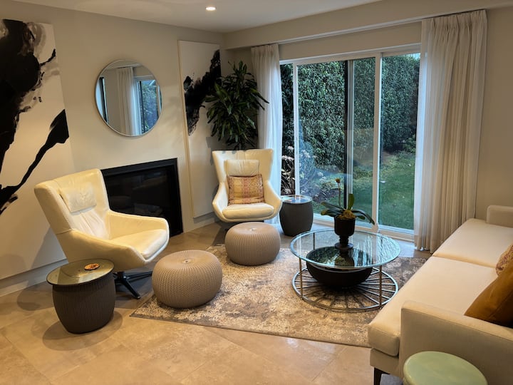 Modern Private Home, Large Yard/patio And Hot Tub - North Vancouver