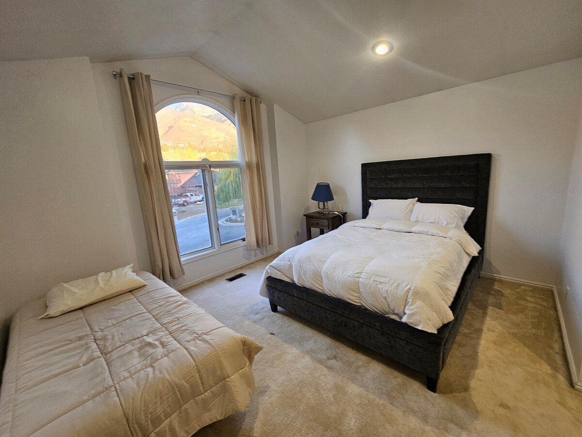 سرير جديد بحجم كوين ومرتبة مع سرير إضافي صغير - أسقف مقببة - تلفزيون ذكي 50 بوصة - إطلالات على الجبل - حمام مجاور بالحجم الكامل