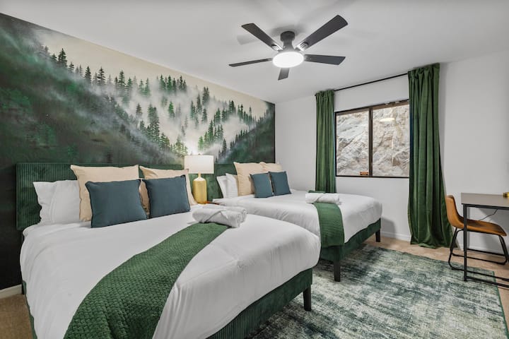 חדר שינה מעודן עם שתי מיטות קווין סייז בהשראת ההר שבחוץ - ציור קיר בהתאמה אישית, מיטות קטיפה ועיצוב רגוע וטבעי שמרגיש מעולה, לא ילדותי.