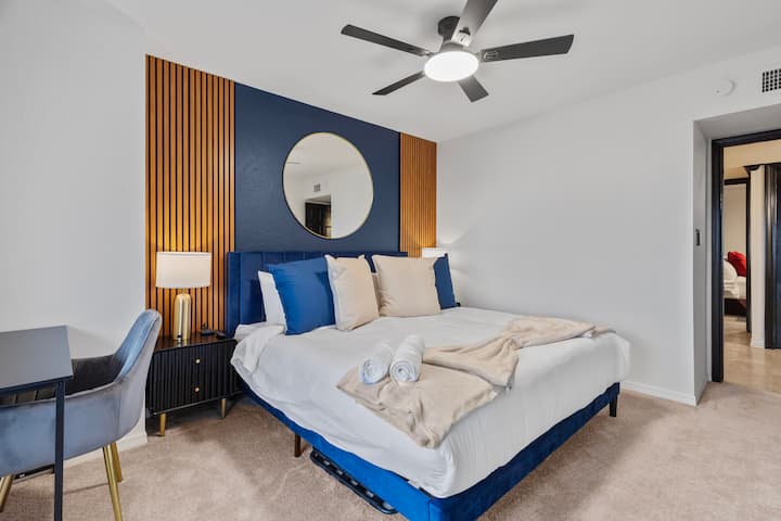 חדר שינה מעודן בגודל קינג עם פרטי קיר בהתאמה אישית, מצעים מפוארים וחלל עבודה ייעודי - שקט, נוח ומעוצב כך שירגיש מעולה, לא משני.