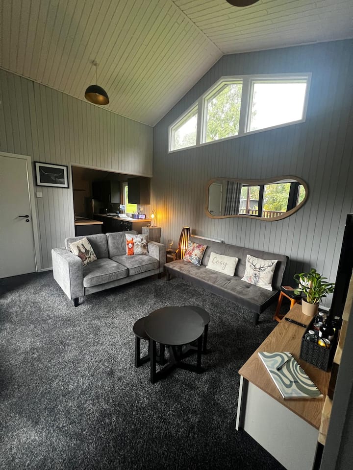 Welcome To The White Feather Lodge. - Dunoon