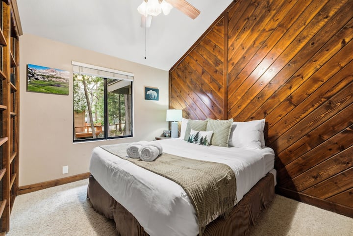 Насладете се на спокоен сън в супер удобното двойно легло с кралски размери с луксозно спално бельо – тази спалня е на основното ниво с кухня, всекидневна и трапезария.