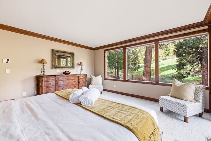 Събудете се с красиви гледки към голф игрището в супер удобното калифорнийско двойно легло с луксозно спално бельо – тази спалня е на долния етаж със собствена баня. Има и частна тераса с хамак, на която да се насладите.