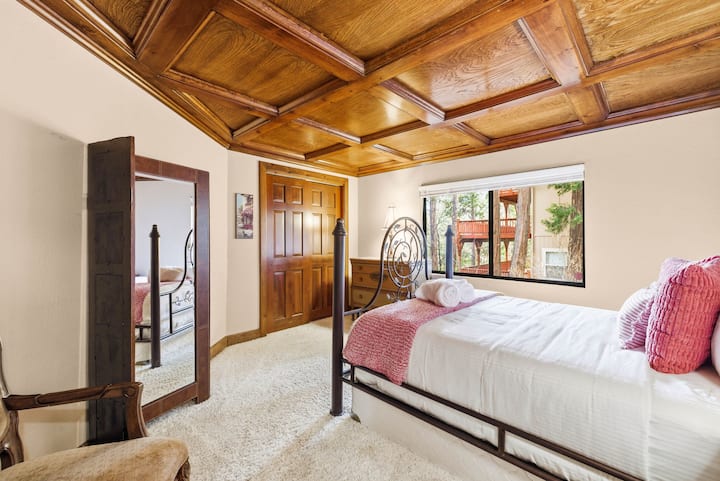 Четвъртата спалня има супер удобно двойно легло с луксозно спално бельо и красиви касетъчни тавани.