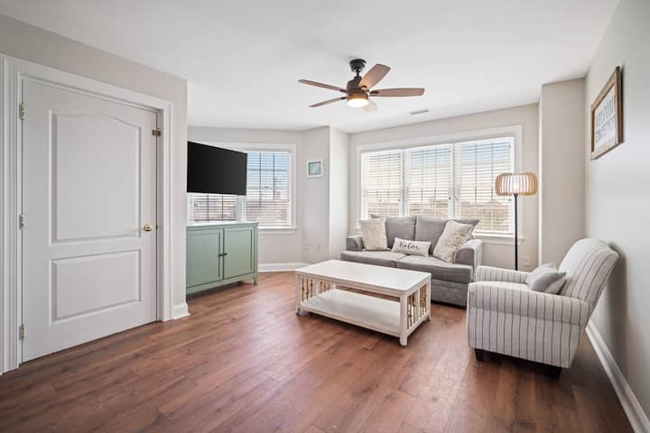 三楼休息区，配备智能电视