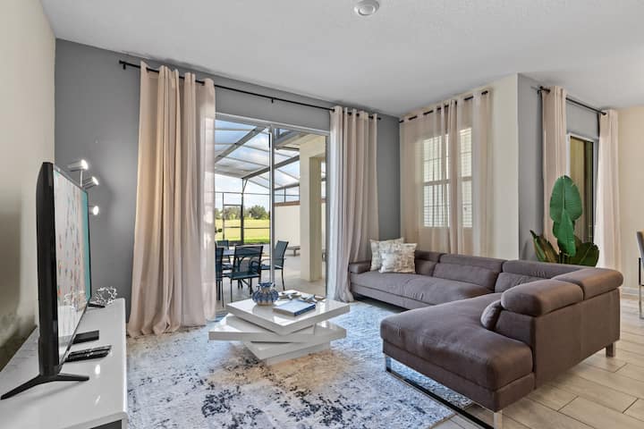 סלון חושני הממוקם בקומה הראשונה. טלוויזיה גדולה עם רוקו זמינה לזמנים שאתם רוצים פשוט להירגע.