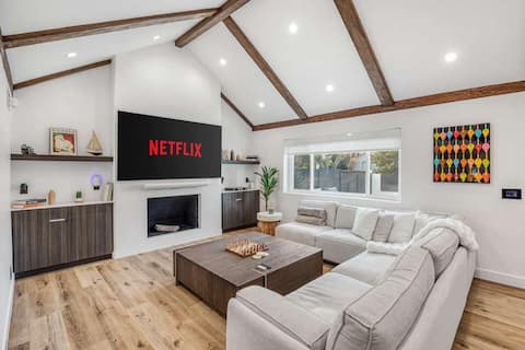Top Airbnb: Kings Luxury 3BR Villa by Beverly • BBQ • Pool in Beverly Grove