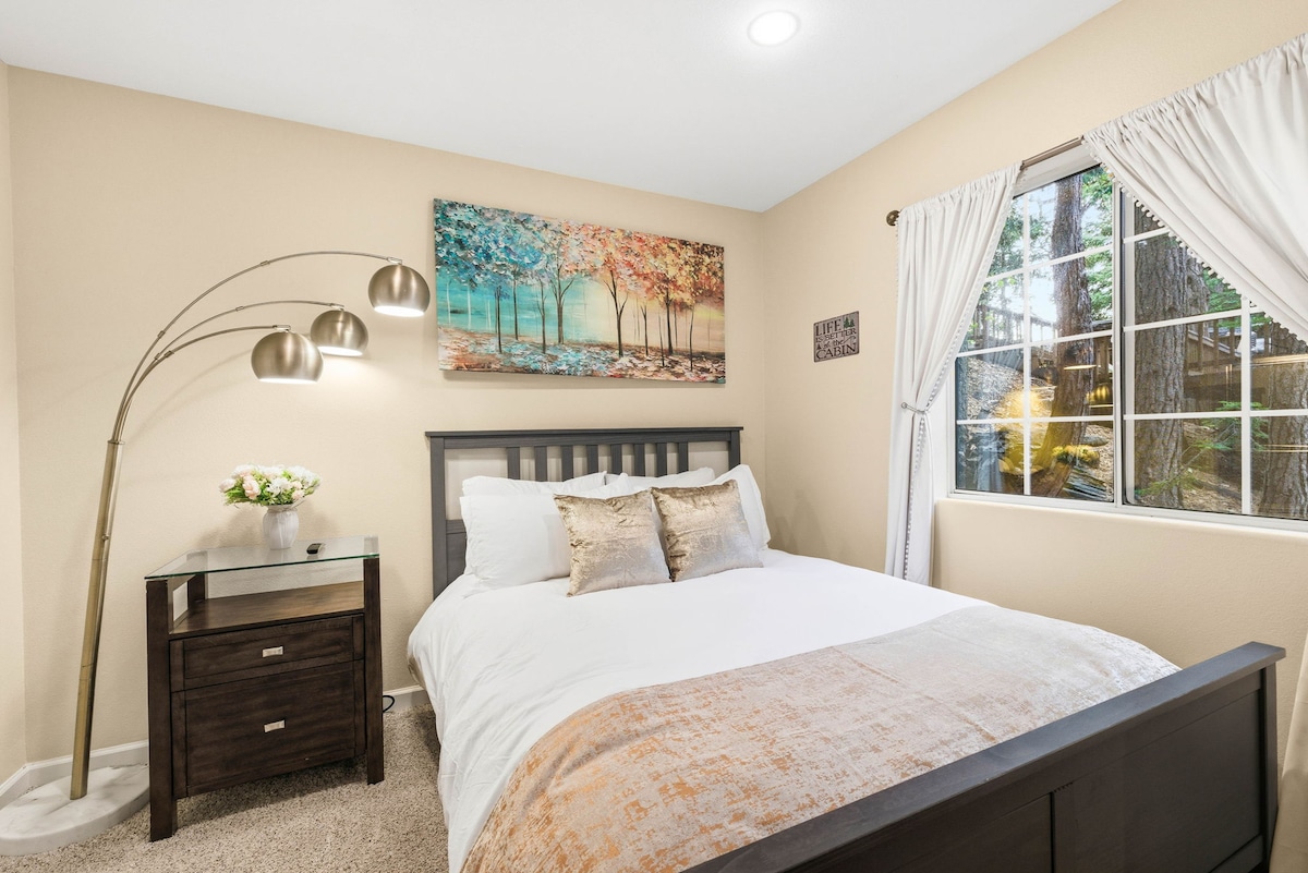 ממש ליד חדר המשחקים, חדר שינה 4 מציע מיטת קווין סייז נוחה, טלוויזיה חכמה וחדר רחצה צמוד משלו.