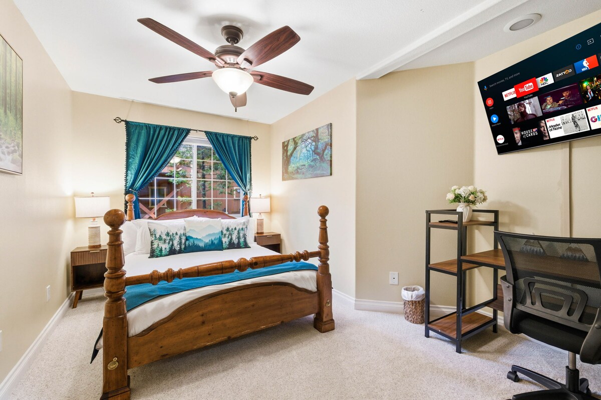 בחדר השינה 3 יש מיטת קווין סייז קטיפה, טלוויזיה חכמה וחלל עבודה ייעודי גם לרגיעה וגם לפרודוקטיביות.