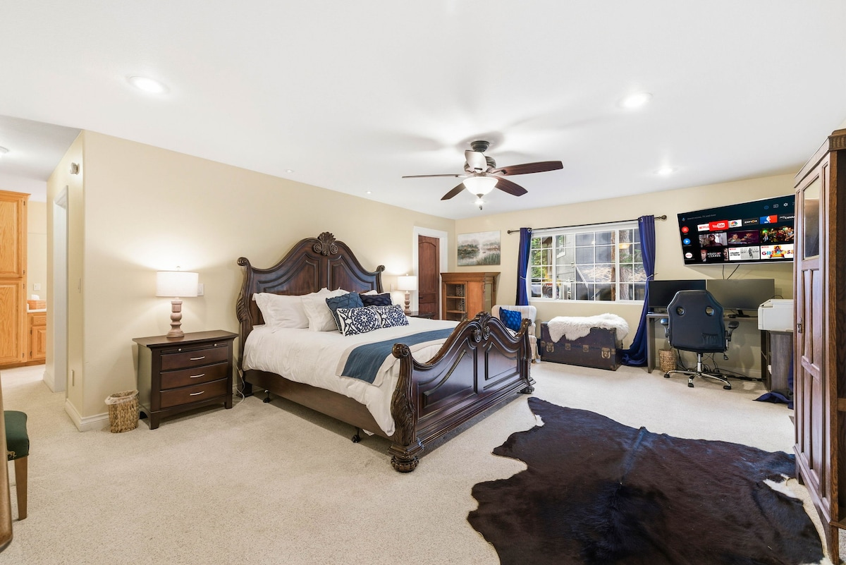 להתנתק מהכול במיטת הקליפורניה קינג סייז המפוארת עם חדר רחצה צמוד פרטי. בחדר הזה יש גם טלוויזיה חכמה ומרחב עבודה ייעודי לנוחיותכם.