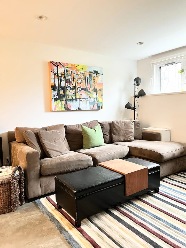 Spacious Modern 2br In East Van | Patio + Hot Tub! - Vancouver