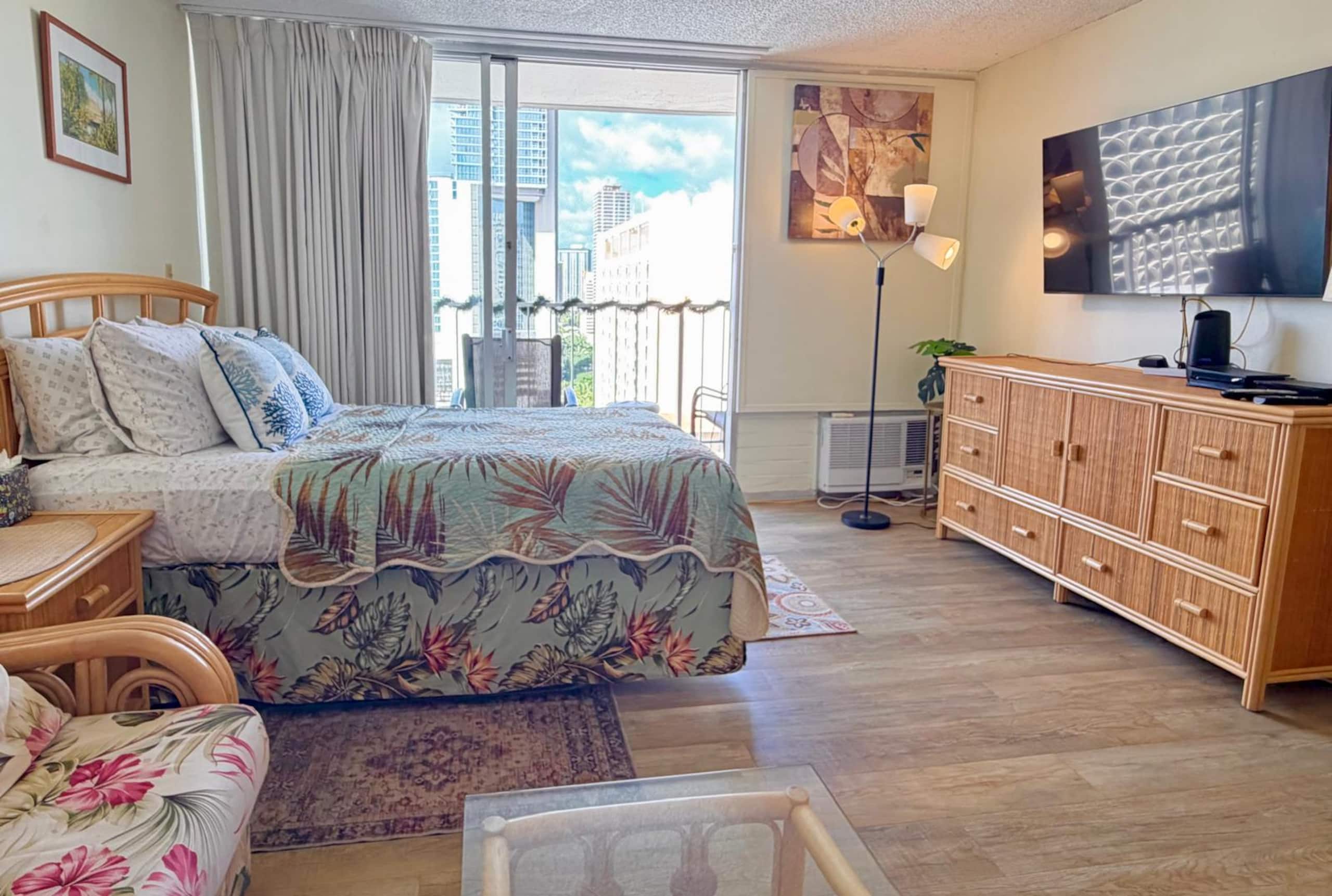 Condo in Honolulu · ★4.6 · Studio · 2 beds · 1 private bath - Image 25