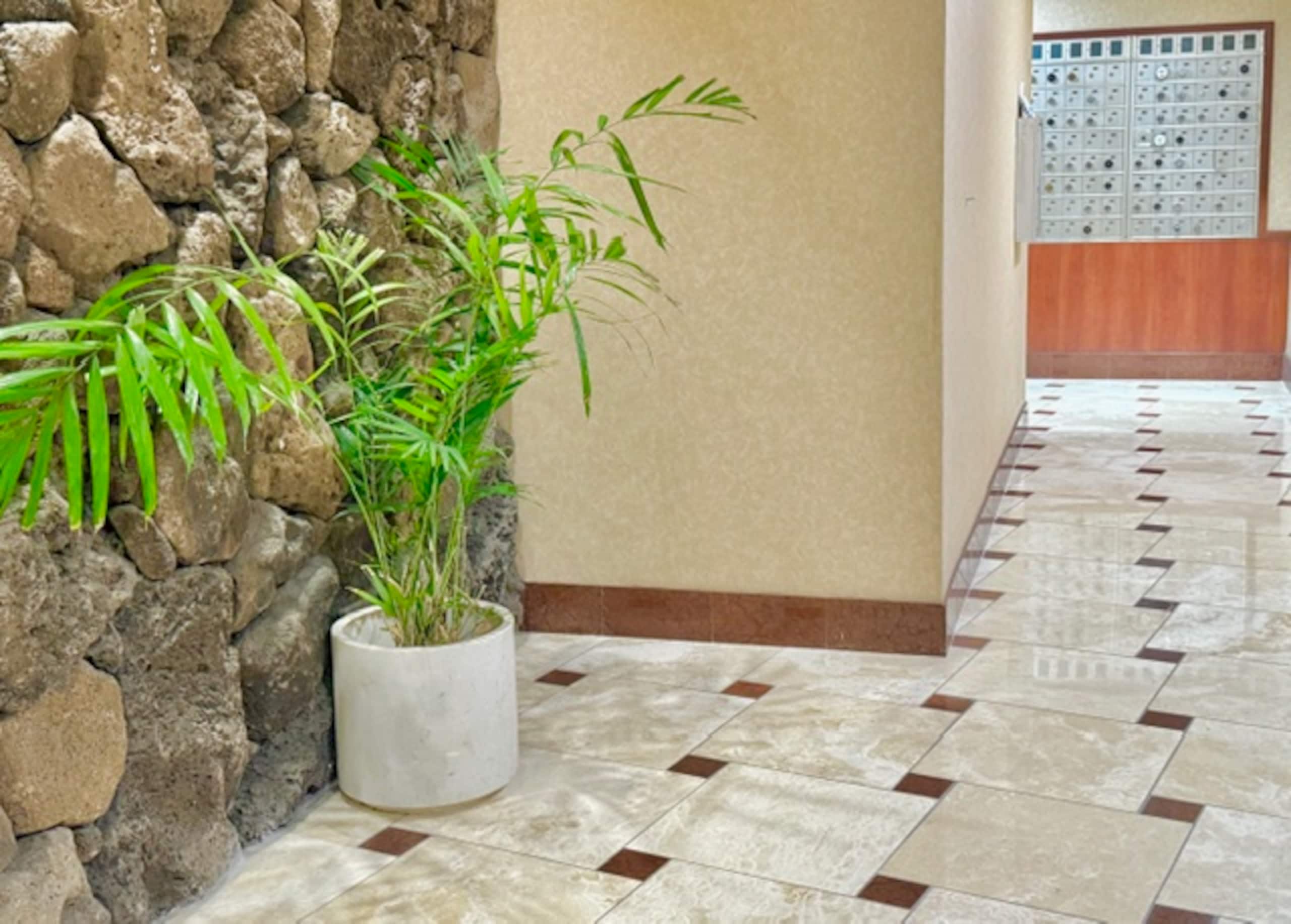 Condo in Honolulu · ★4.6 · Studio · 2 beds · 1 private bath - Image 18
