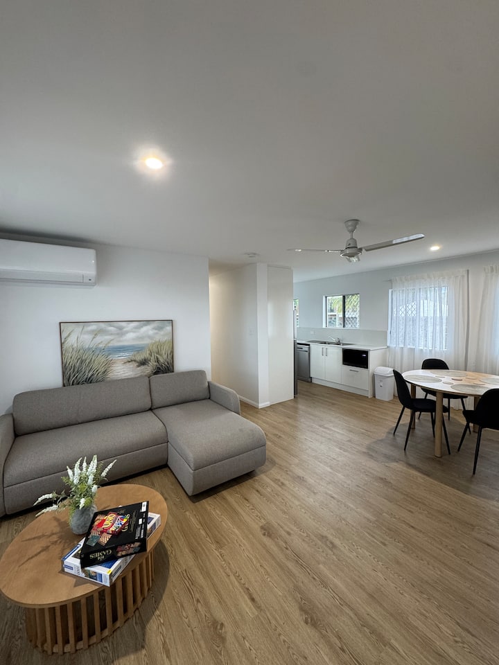 Stylish And Roomy Unit Close To Strand - Vincent