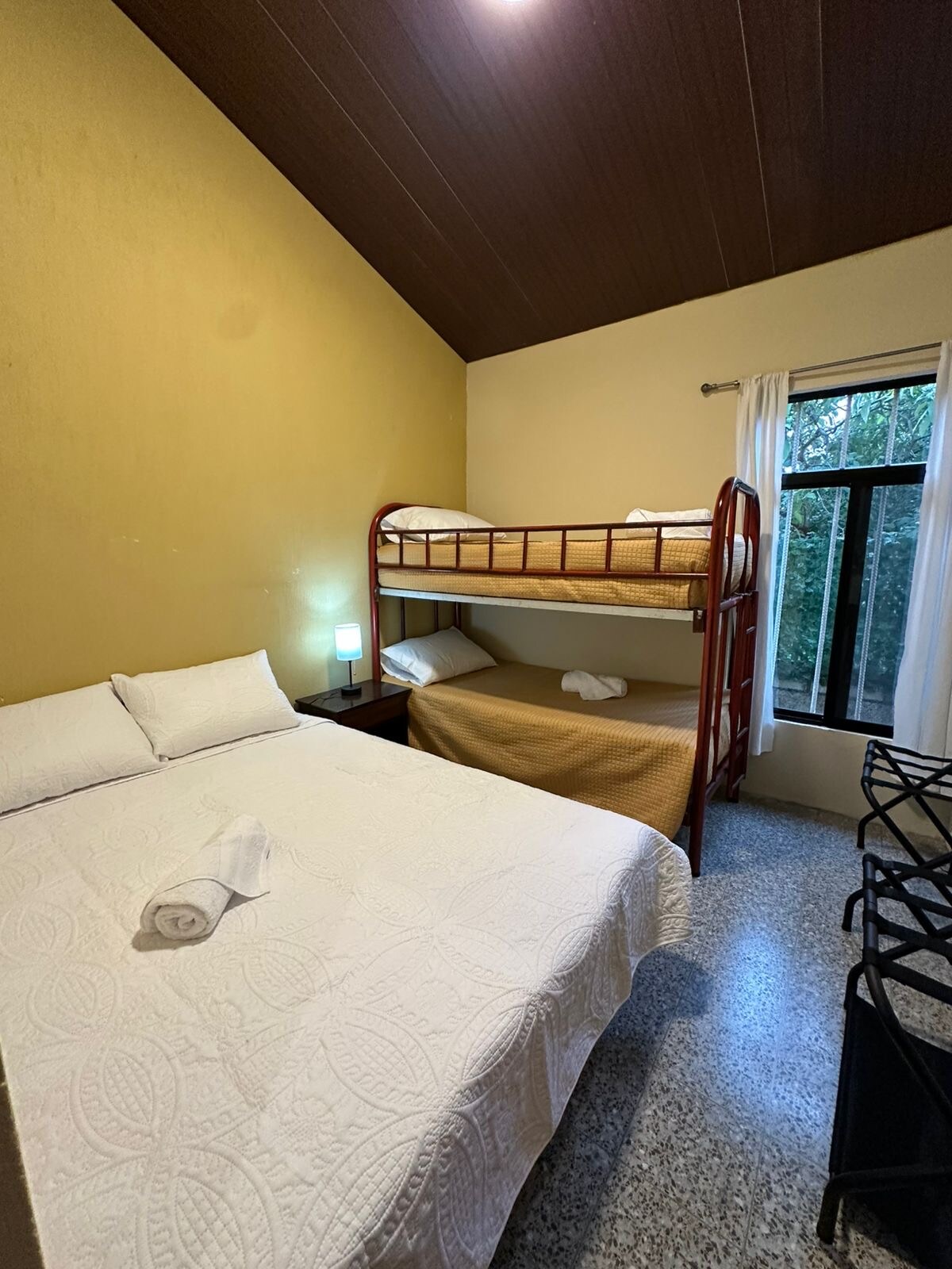 ორადგილიანი საწოლი და ორსართულიანი საწოლი (არ გირჩევთ, რომ ზემო სართულზე პატარა ბავშვები დაიძინონ)

2 საბარგე (მაქსიმუმ 18 კგ) 