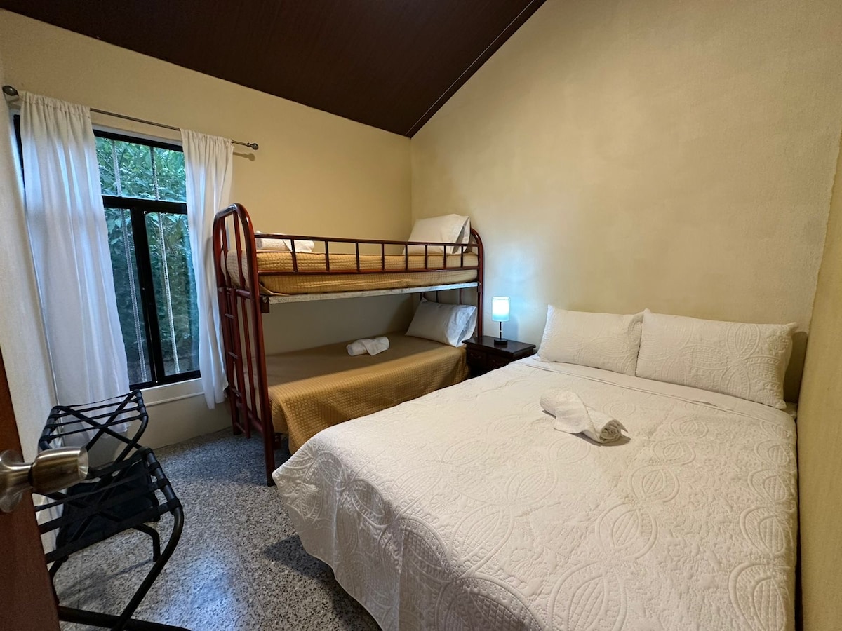 ორადგილიანი საწოლი და ორსართულიანი საწოლი (არ გირჩევთ, რომ ზემო სართულზე პატარა ბავშვები დაიძინონ)

2 საბარგე (მაქსიმუმ 18 კგ) 