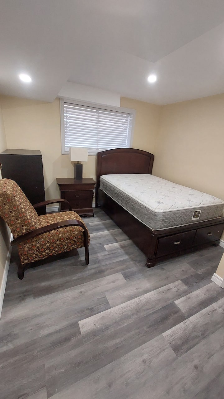 Private Room With An Ensuite Bathroom In Basement. - Niagara-on-the-Lake