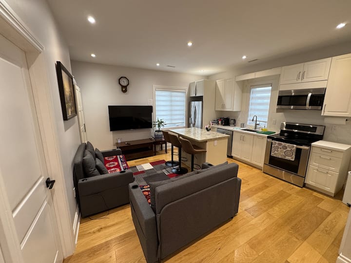 Modern 2-bedroom Suite In South Etobicoke - Mississauga