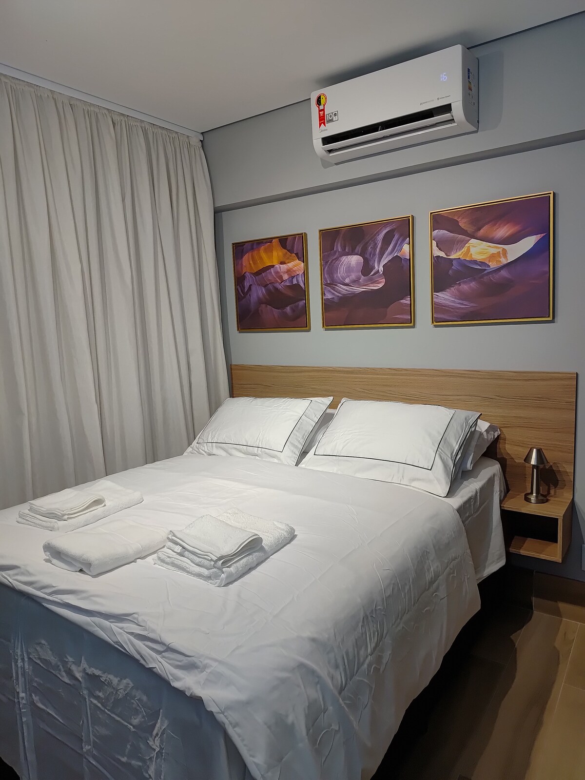 - Aire acondicionado frío/caliente.
- Cómoda cama doble con capacidad de colchón para 160 kg por persona.
- Almohadas Toque de Pluma Buddemeyer y Neo Clássico.
- Ropa de cama y baño de alta calidad.
- Accesorios de luz táctil.
