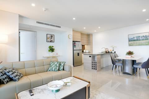 Successful Airbnb property: Oceanfront 2BR Stunning Skyline Beach & City Views in Surfers Paradise