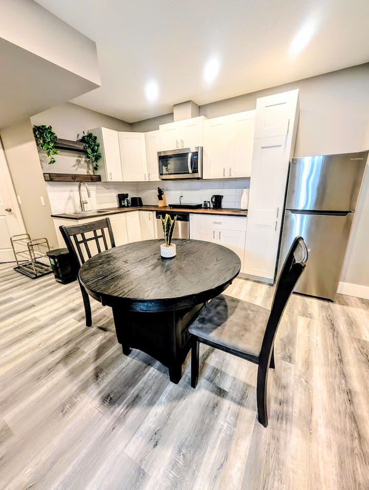 Your Rockies Getaway - Cozy Basement Studio - Cochrane