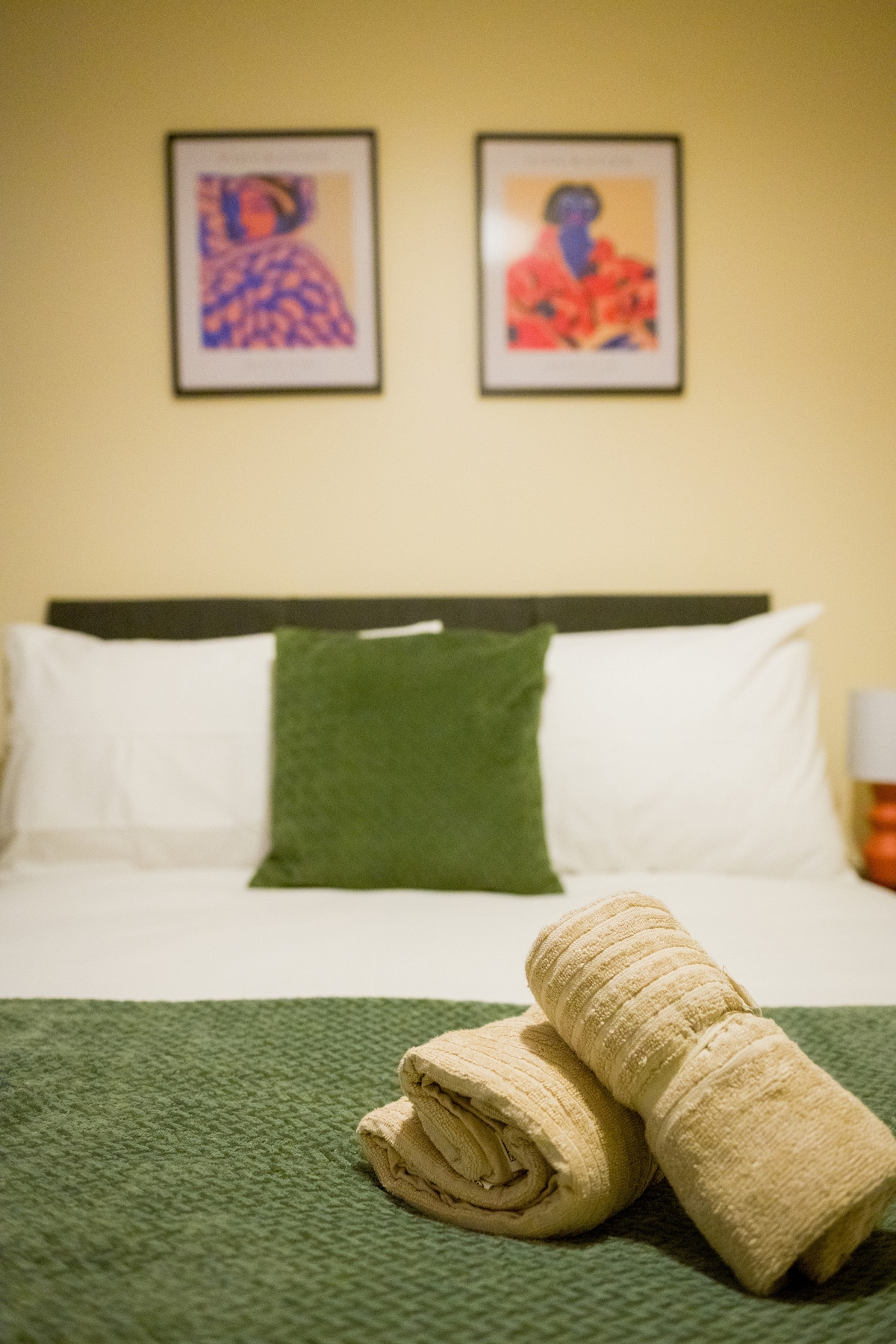 Een goede nachtrust wacht op je – ideaal voor gasten of werknemers.