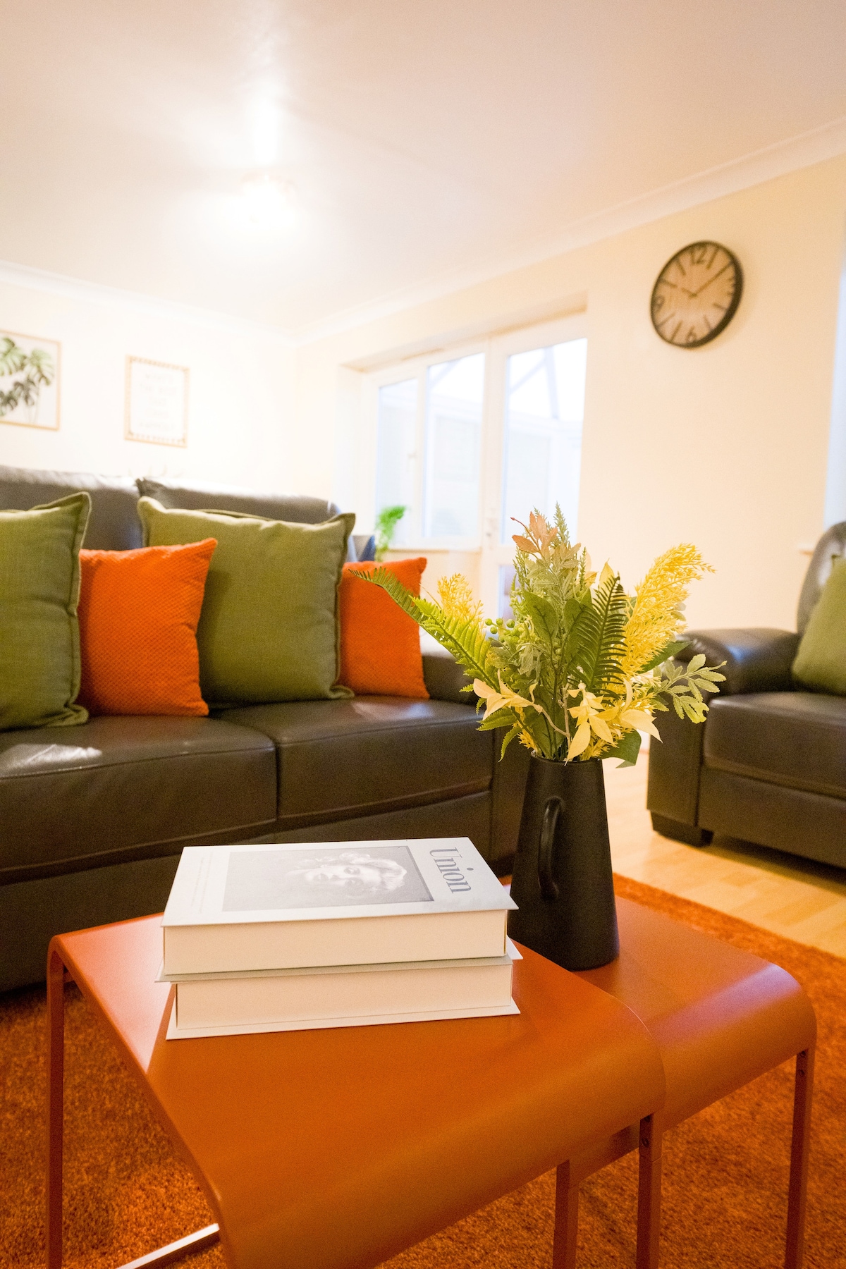 Ruime en uitnodigende woonkamer om te ontspannen of gasten te ontvangen.