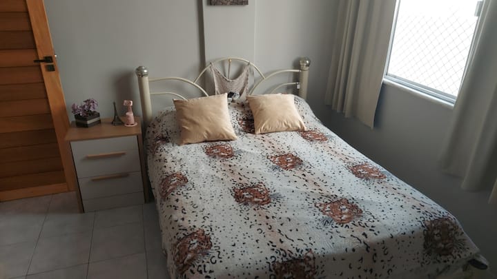 Двойна спалня с 1 единично легло с кутия 