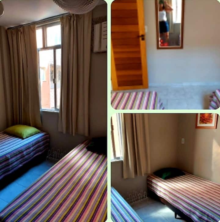 Спалня с 2 единични легла, климатик, преносим вентилатор, картина, гардероб 