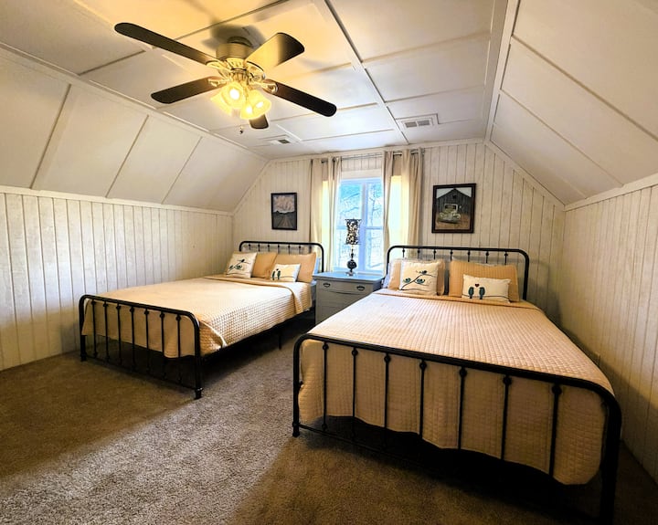 Во оваа спална соба може да спијат 4 лица и има паметен телевизор.  Исто така, има дополнителен простор каде што тинејџерите или децата може да се дружат играјќи игри или гледајќи телевизија.  Две од спалните соби на горниот кат се покриени со тепих за намалување на звукот.