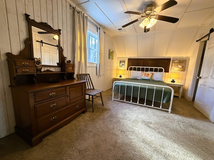 Четвртата спална соба на горниот кат има брачен кревет (широк 150-179 см) и античка комода со огледало.  На ѕидот има паметен телевизор за полесно гледање. Во плакарот се наоѓаат дополнително ќебе и перници. Оваа спална соба има поглед кон шумата. 