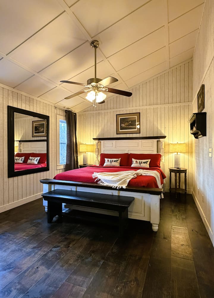 Ова е главната спална соба која се наоѓа на главното ниво на викендичката.  Има брачен кревет (широк 150 – 179 см), комода, паметен телевизор и удобен стол.  Има сопствена бања и простор за перење алишта.  Достапни се неколку машини ако треба да исперете нешто набрзина.