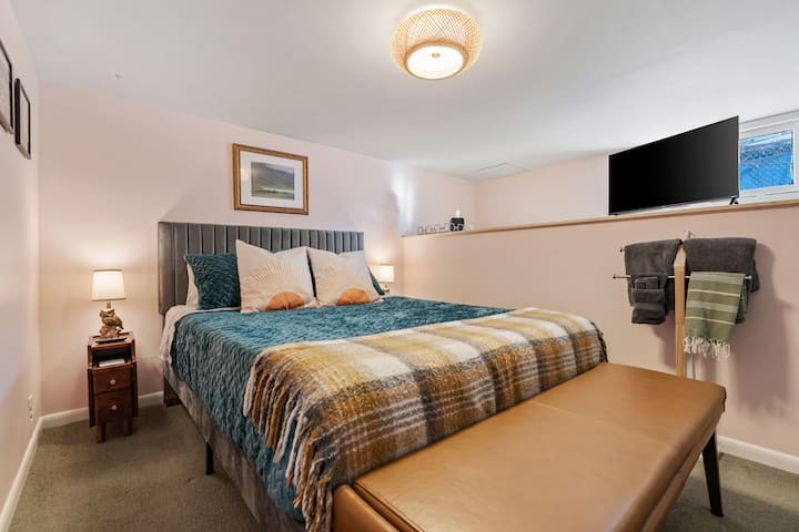 Queensize bed, leren bank, smart-tv.