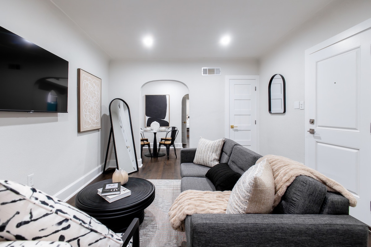 Top performing Airbnb: LunaRosa-King1B/Walkable!/Central/Uptown/Pets/NEW in Uptown