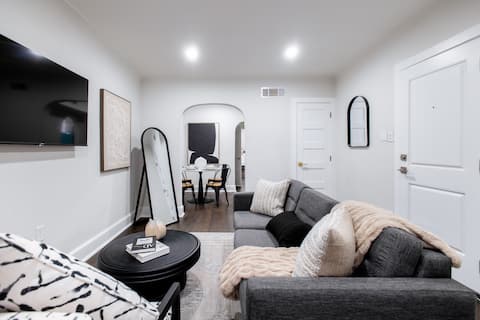 Top performing Airbnb: LunaRosa-King1B/Walkable!/Central/Uptown/Pets/NEW in Uptown